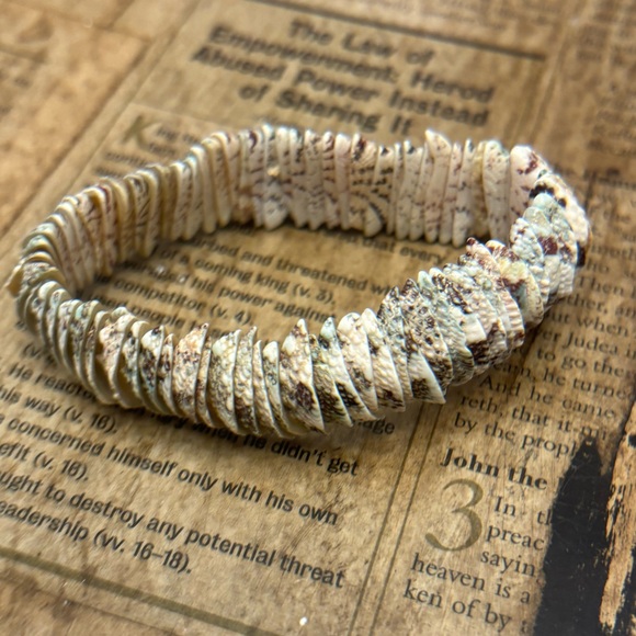 Darice Vintage Cut Shell Stretch Bracelet – Boho Beach Jewelry - Picture 1 of 3